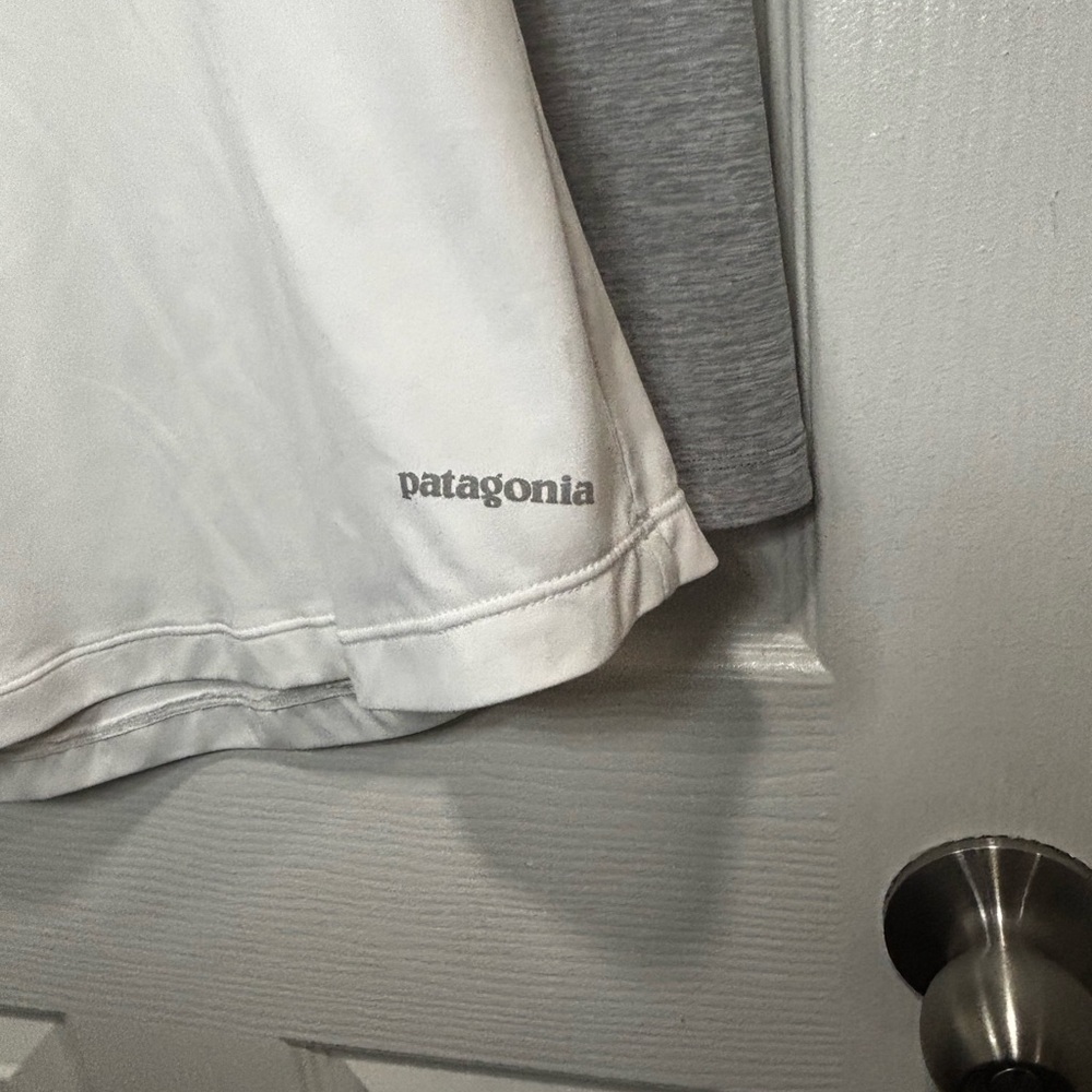 Patagonia Two-Tone Hoodie with Graphic - Picture 4 of 5